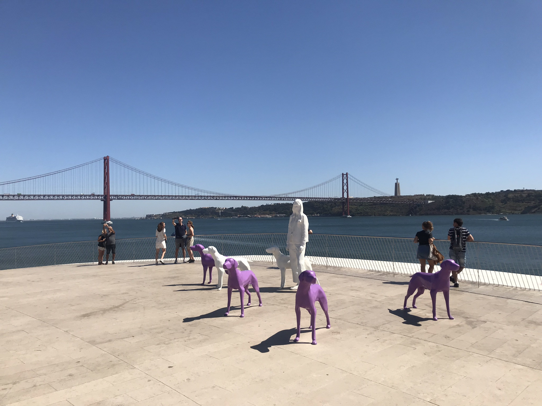 Вид с крыши музея искусства, архитектуры и технологии в Лиссабоне – фотографии Португалии