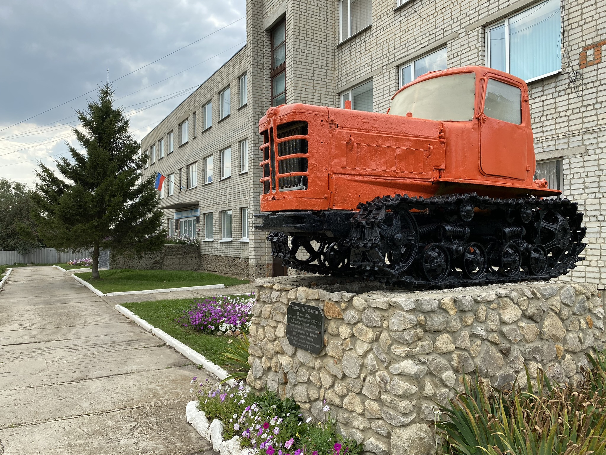 Трактор Анатолия Мерзлова в Михайлове – фотографии России