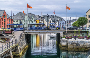 Мост в городке Олесунн (Ålesund), Норвегия – фотографии Норвегии