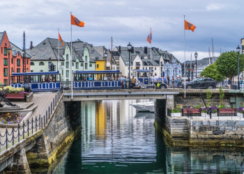 Мост в городке Олесунн (Ålesund), Норвегия – фотографии Норвегии