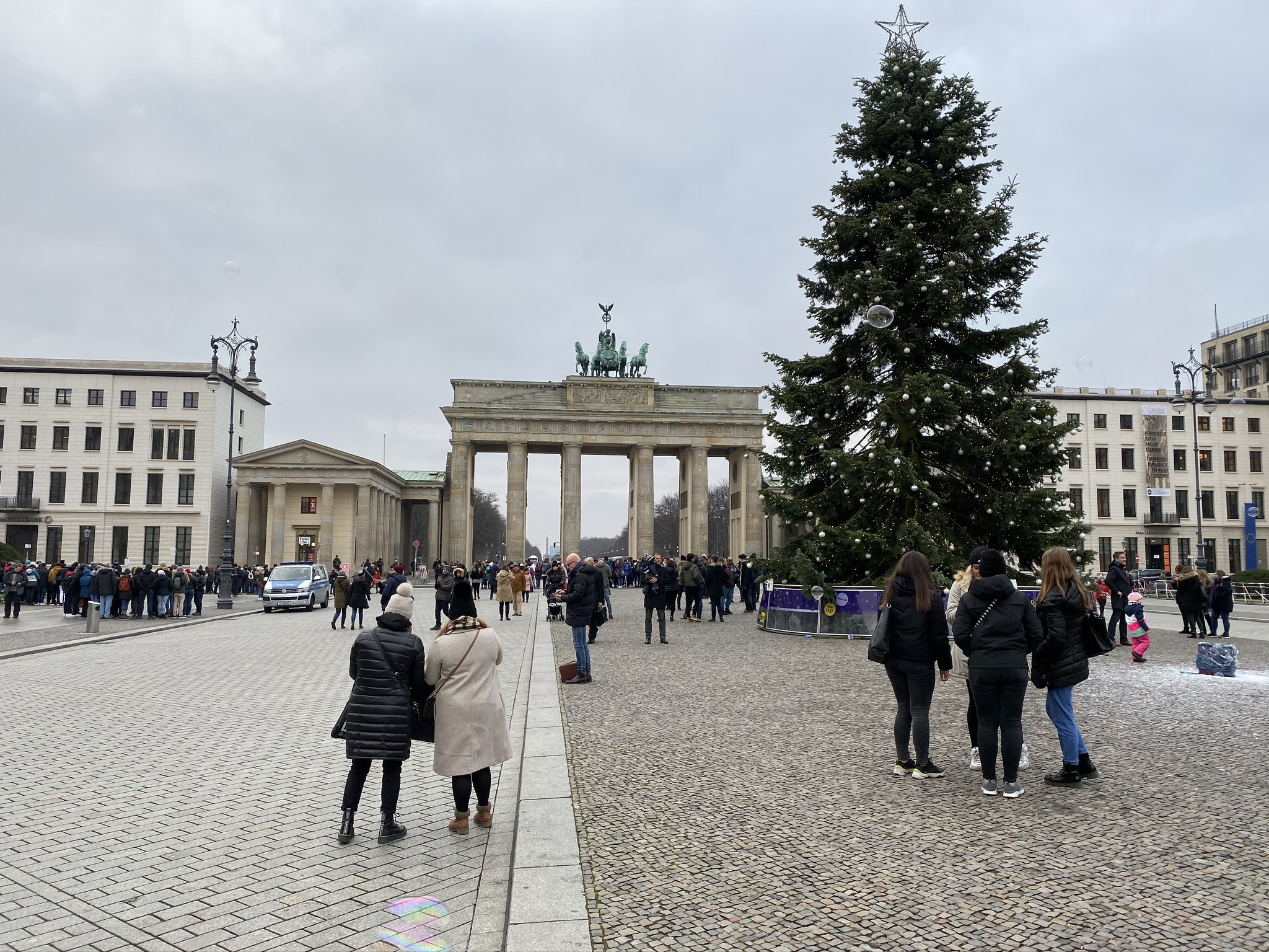 Бранденбургские ворота в декабре – фотографии Германии