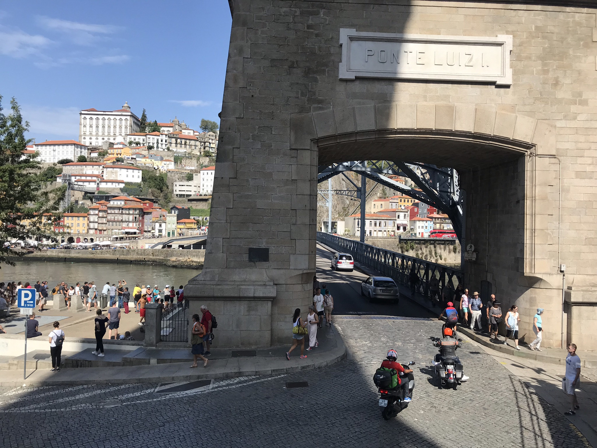 Массивное основание моста Понти-ди-Дон-Луиш I, Порту – фотографии Португалии