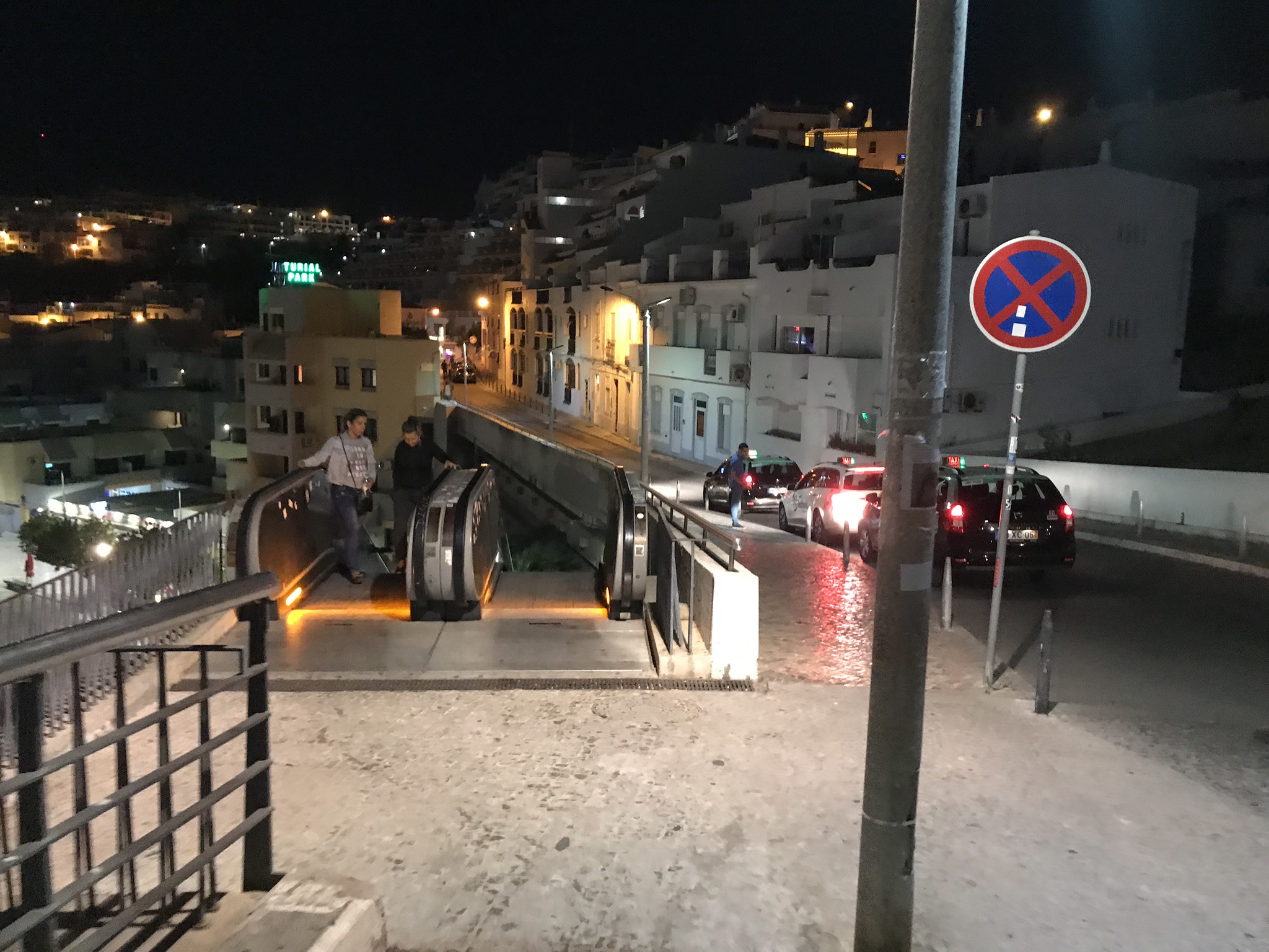 Албуфейра расположена на скалистой местности, потому эскалатор – фотографии Португалии