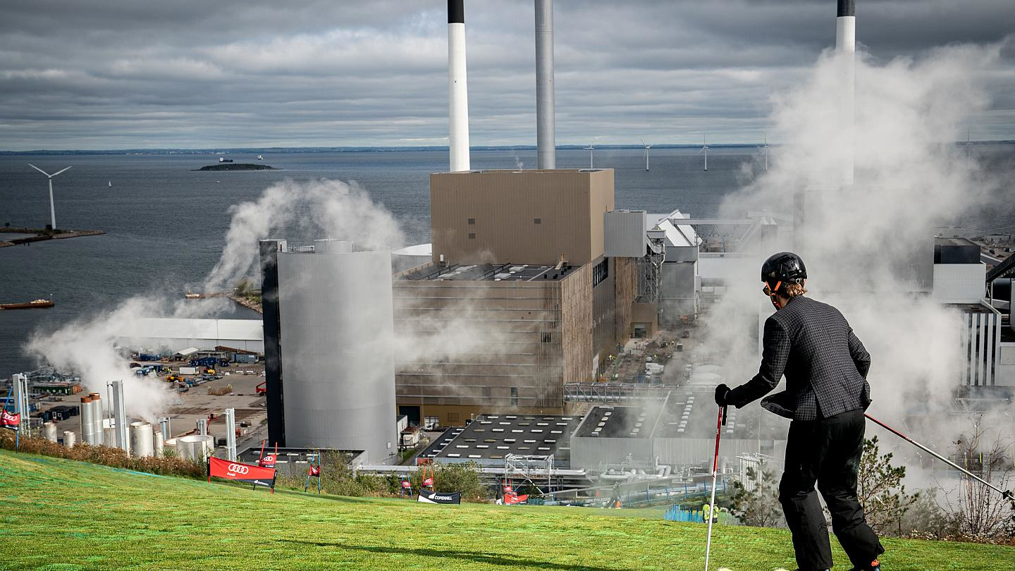 Лыжник на крыше мусоросжигательного завода Amager Bakke в Дании – фотографии Дании
