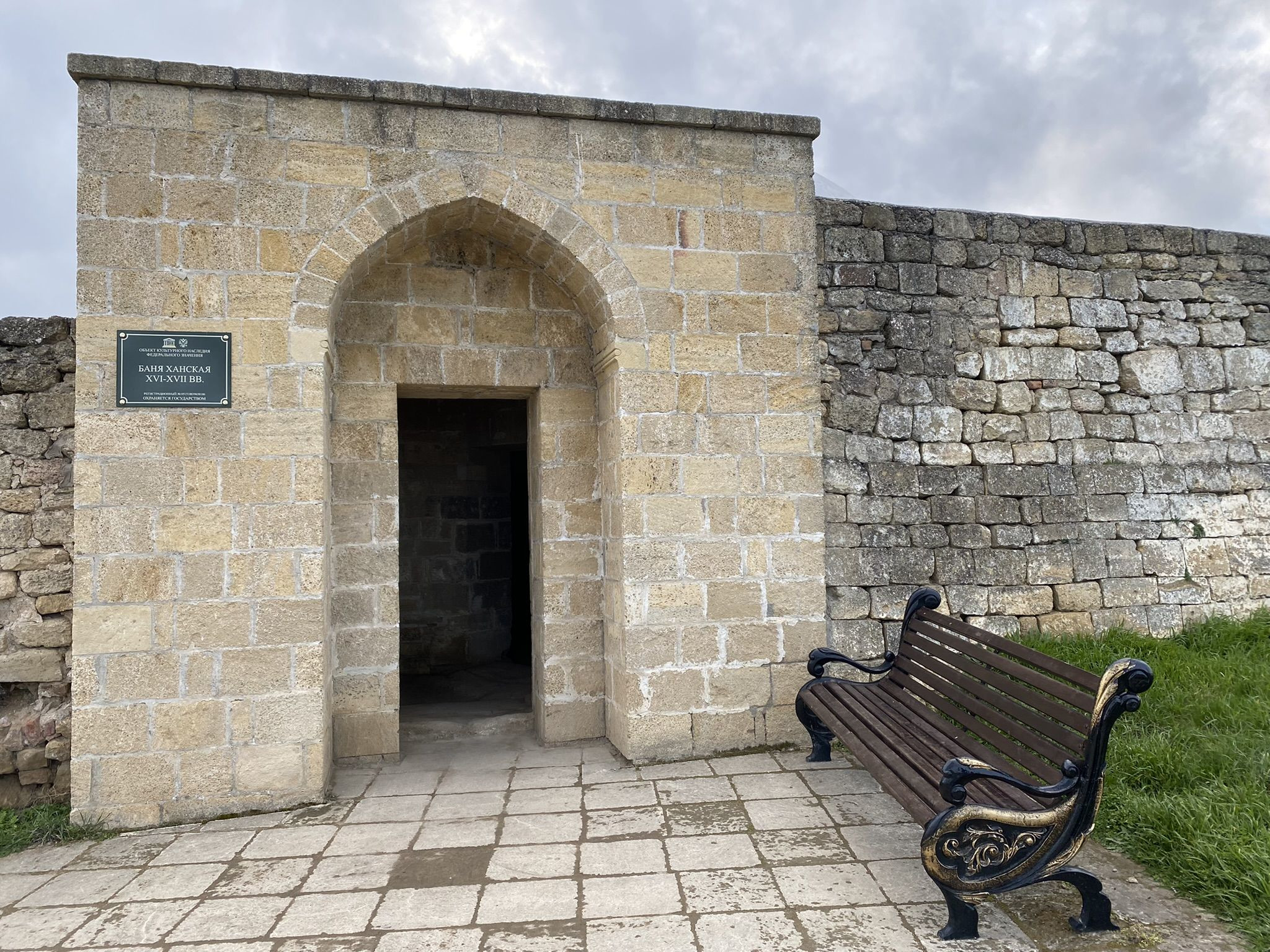 Вход в подземные бани крепости Нарын-кала – фотографии России