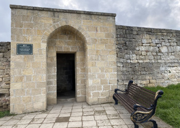 Вход в подземные бани крепости Нарын-кала – фотографии России