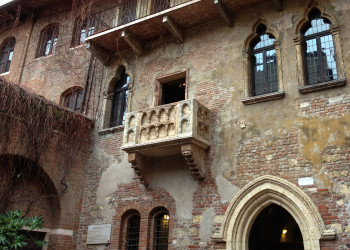 Дом Джульетты находится в самом центре Вероны, недалеко от главной Рыночной площади – фотографии Италии