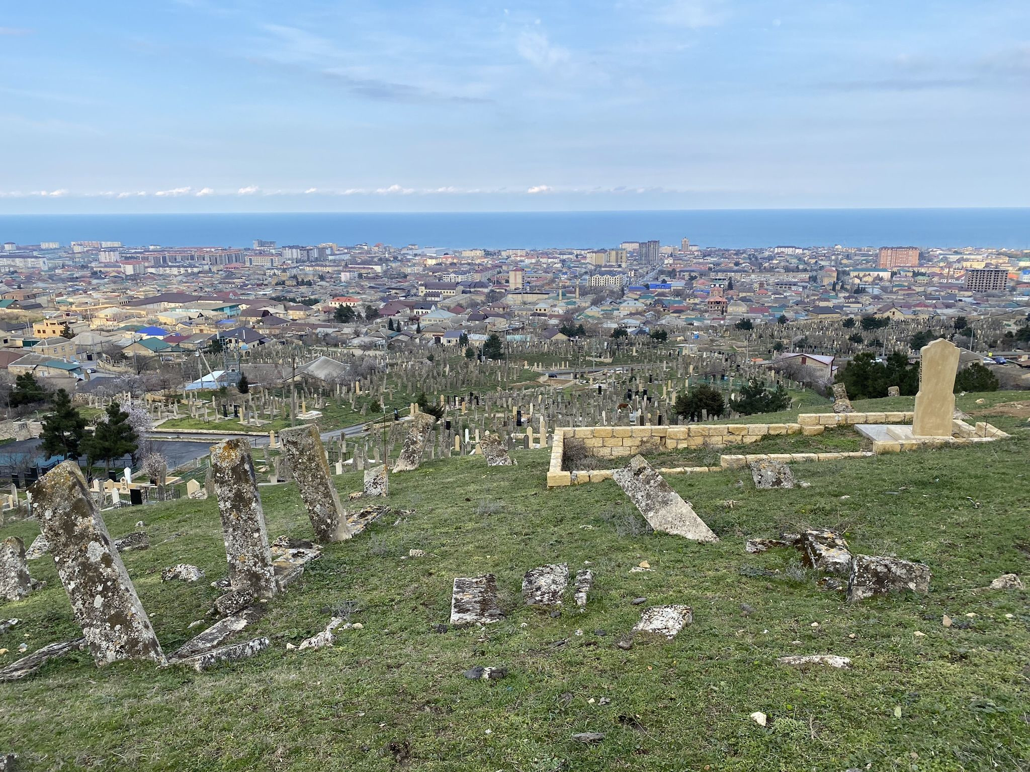 Кладбище возле дербентской крепости Нарын-кала – фотографии России
