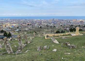 Кладбище возле дербентской крепости Нарын-кала – фотографии России