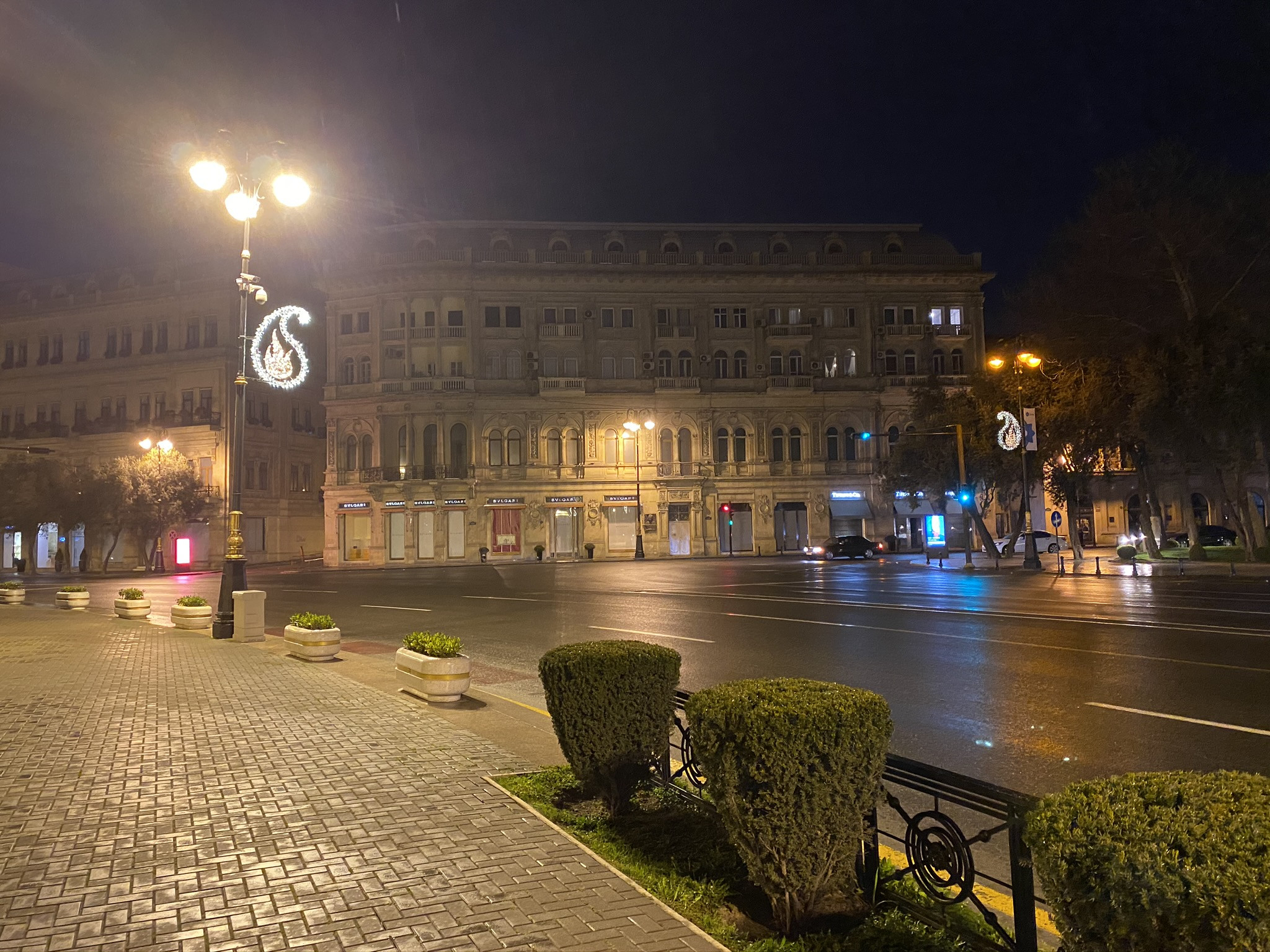 Ночной проспект нефтяников в Баку, Азербайджан – фотографии Азербайджана