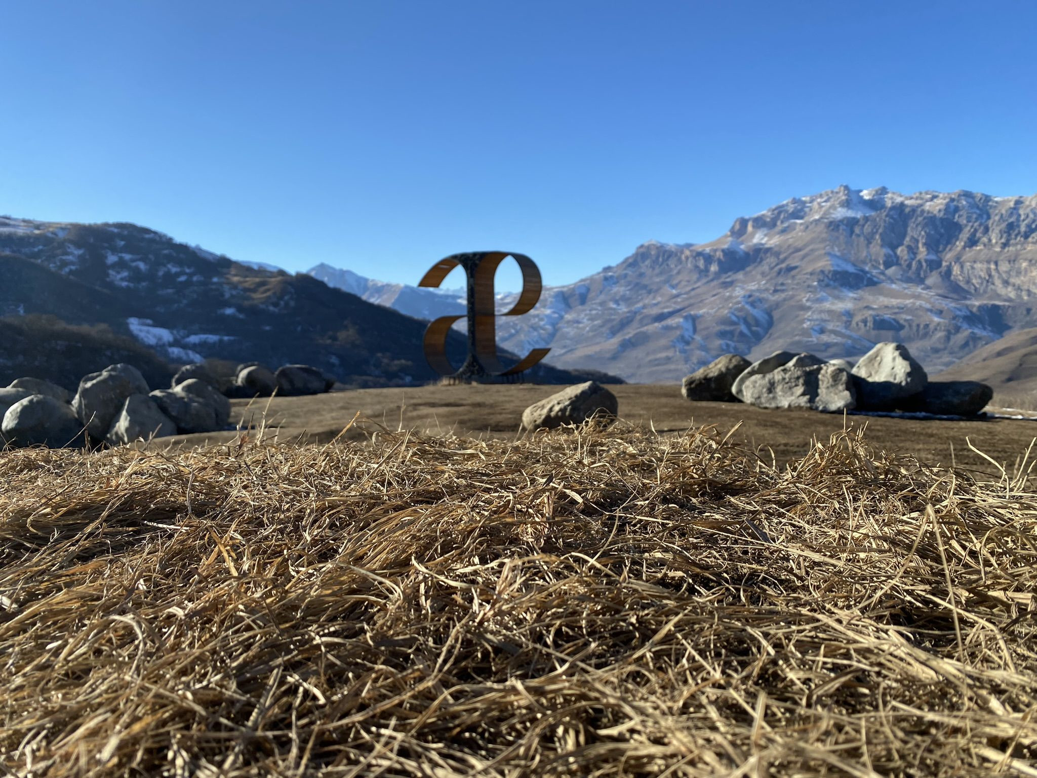 Скульптура национальной Осетинской буквы АЕ, Северная Осетия – фотографии России