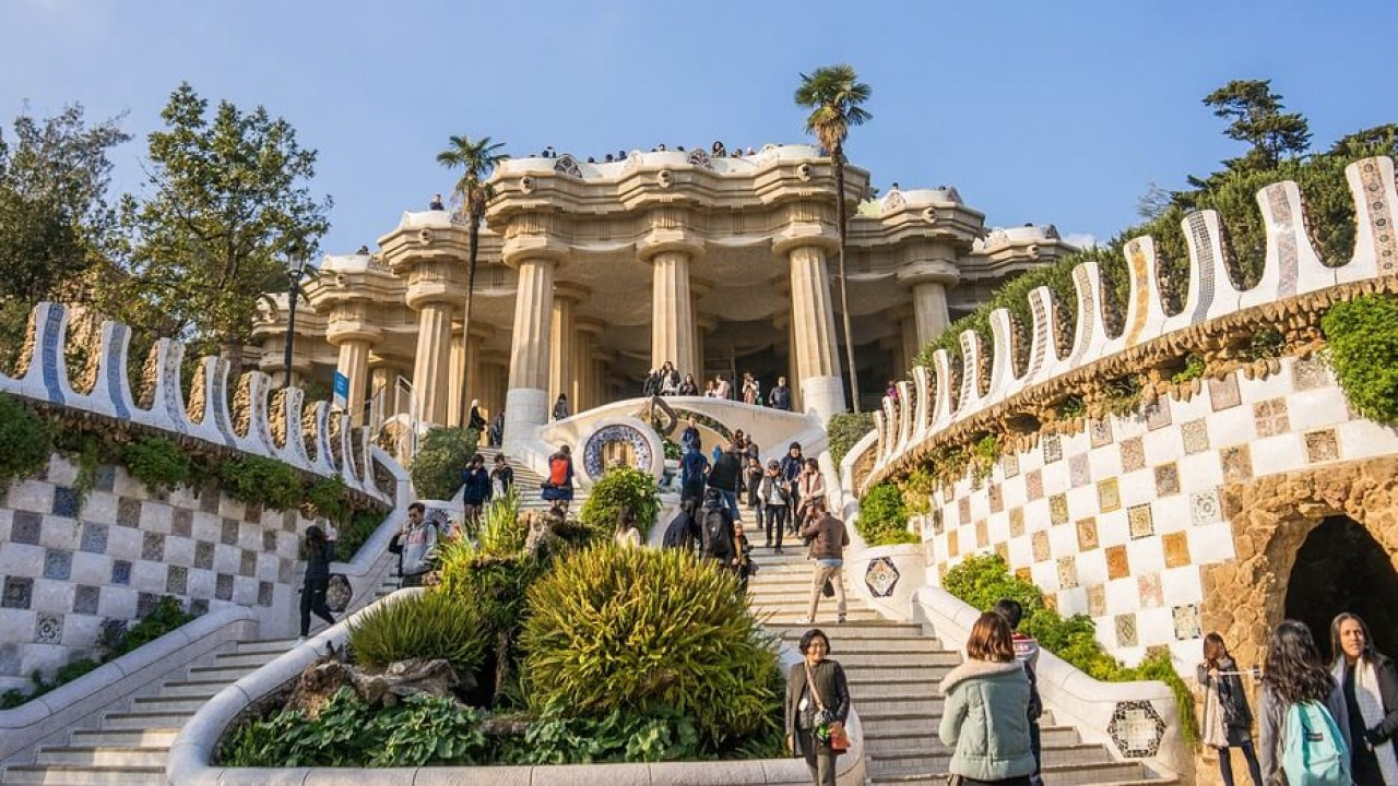 Популярный парк Гуэля (Park Guell) в Барселоне, Испания – фотографии Испании