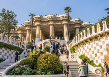 Популярный парк Гуэля (Park Guell) в Барселоне, Испания – фотографии Испании