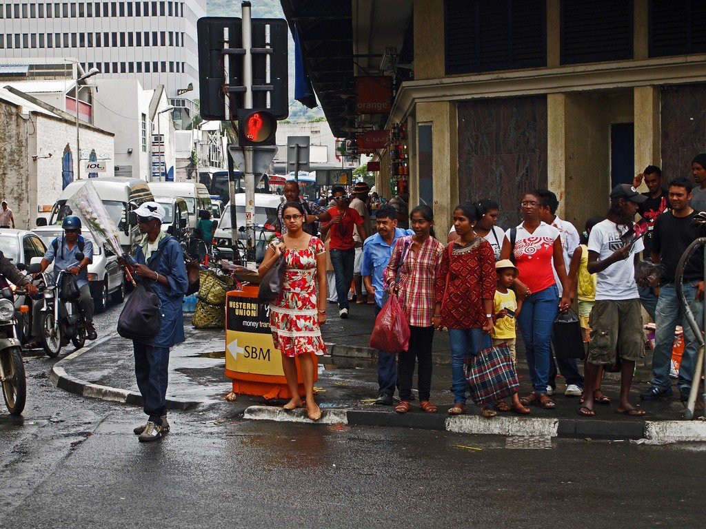 Местные жители на пешеходном переходе. Маврикий – фотографии Маврикия