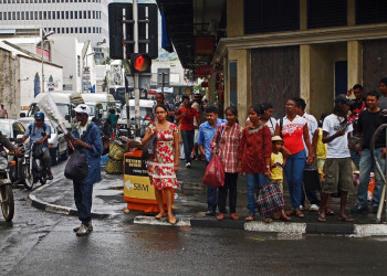 Местные жители на пешеходном переходе. Маврикий – фотографии Маврикия