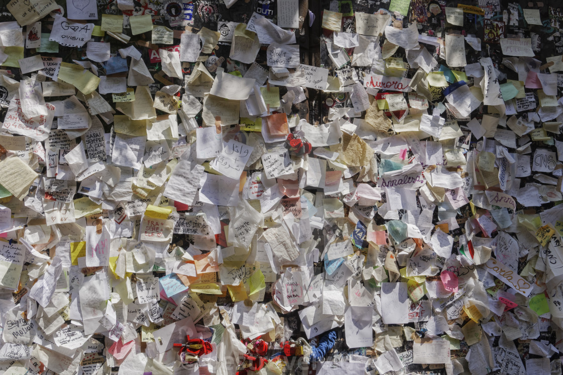 Традиция, связанная с Домом Джульетты, - оставлять любовные письма для Джульетты – фотографии Италии