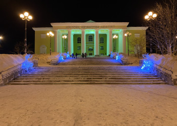 Дом культуры в городе Кировск – фотографии России