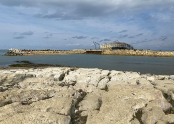 Дербентская коса - вид на строящееся здание рыбы – фотографии России