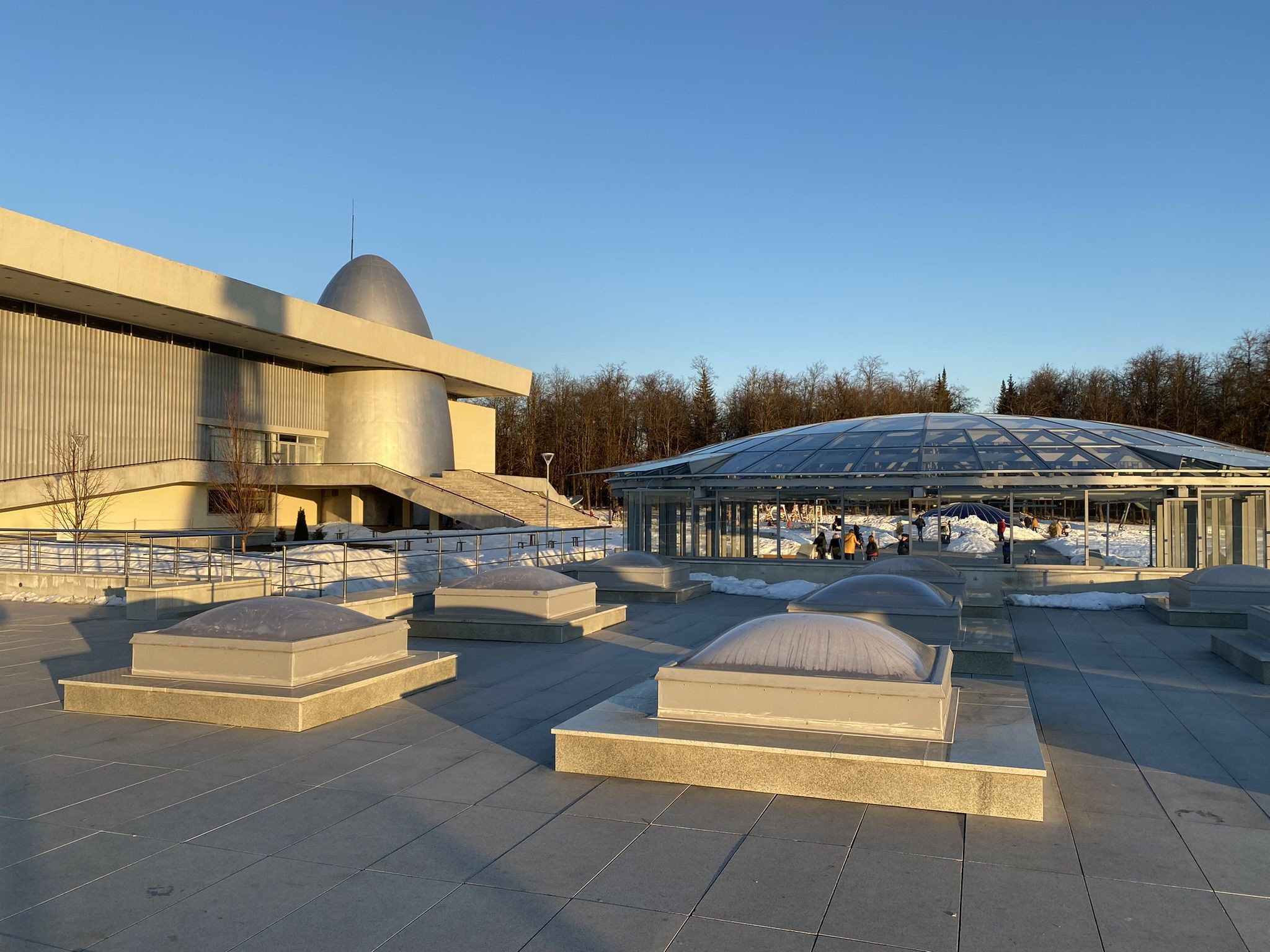 Здание музея космонавтики в Калуге, вид с новой части территории – фотографии России