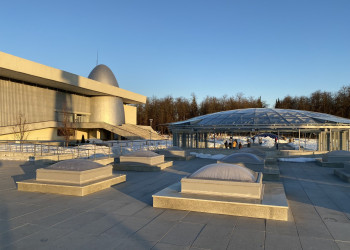 Здание музея космонавтики в Калуге, вид с новой части территории – фотографии России