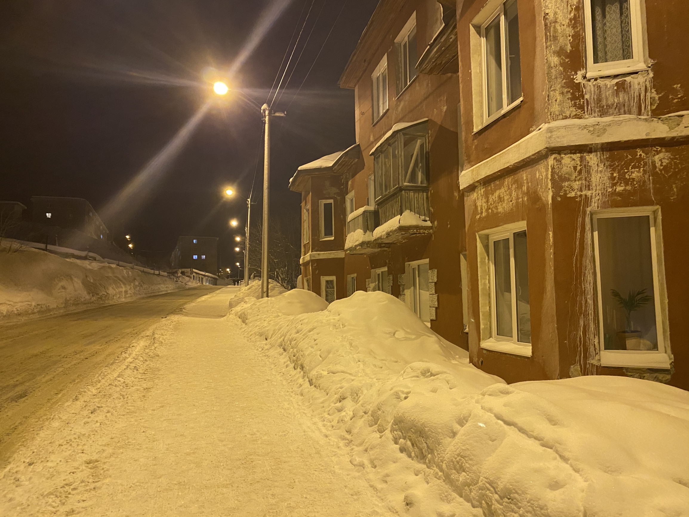 Улица Парковая поздно вечером, Кировск – фотографии России