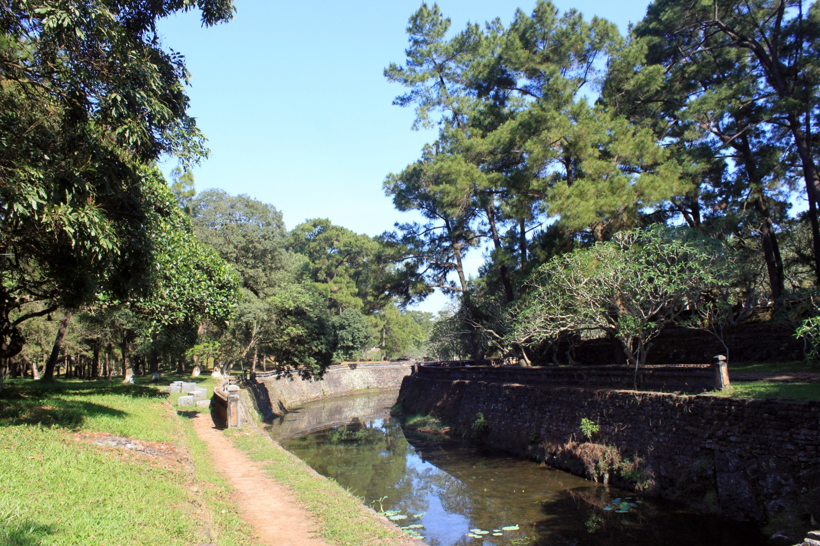 Гробница Ты Дык (Lăng Tu Duc) – расположена в 6 км от Хюэ – фотографии Вьетнама