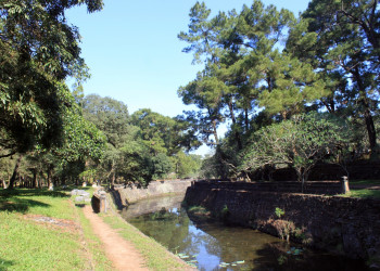 Гробница Ты Дык (Lăng Tu Duc) – расположена в 6 км от Хюэ – фотографии Вьетнама