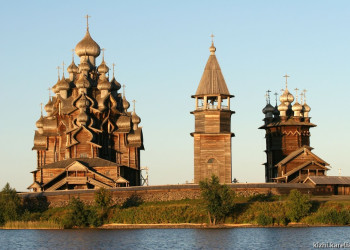 Статус объекта всемирного наследия ЮНЕСКО присвоен архитектурному ансамблю Кижи в 90е годы 20 века – фотографии России
