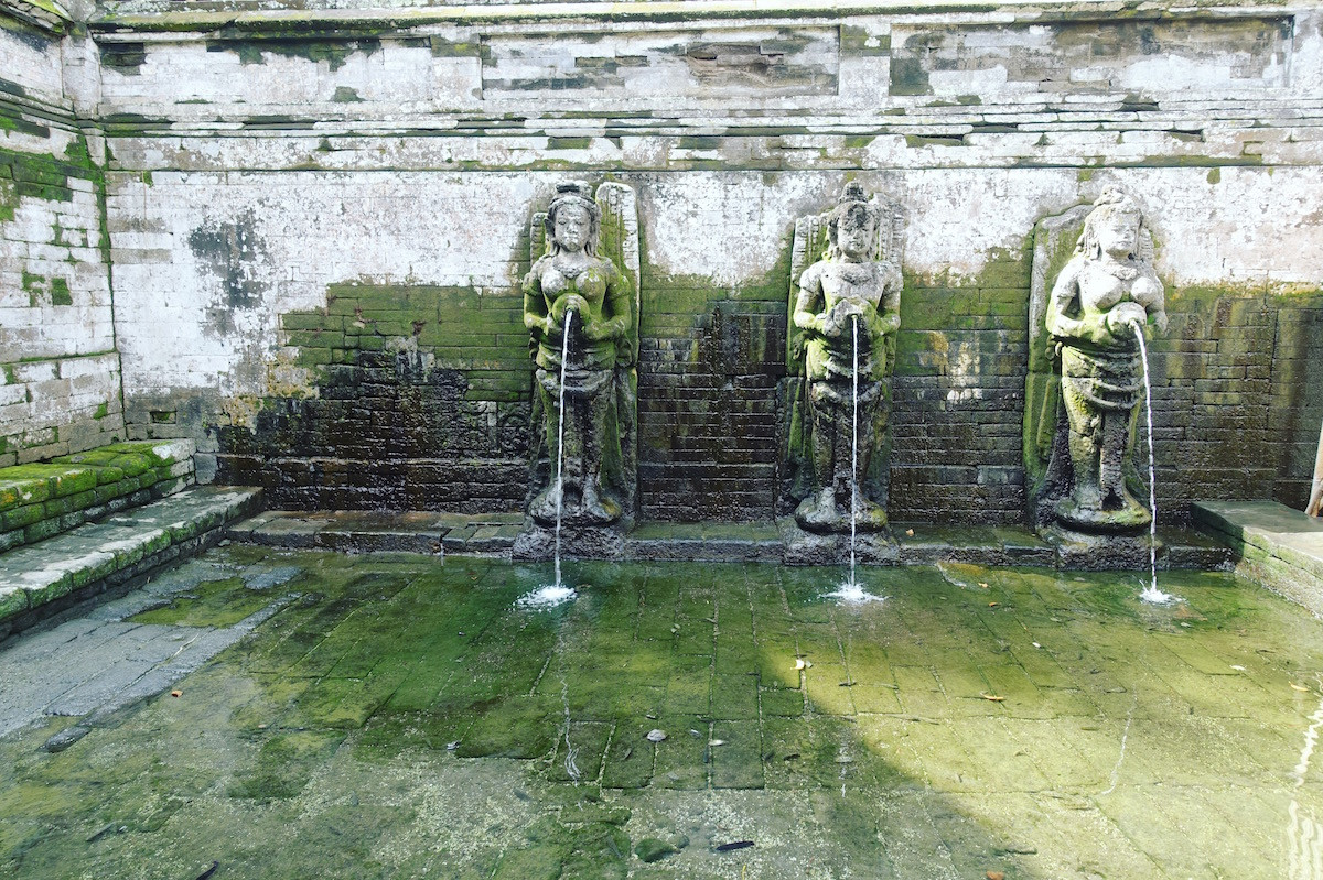 Памятник культуры слоновая пещера Гоа Гаджа, Бали, Индонезия – фотографии Индонезии