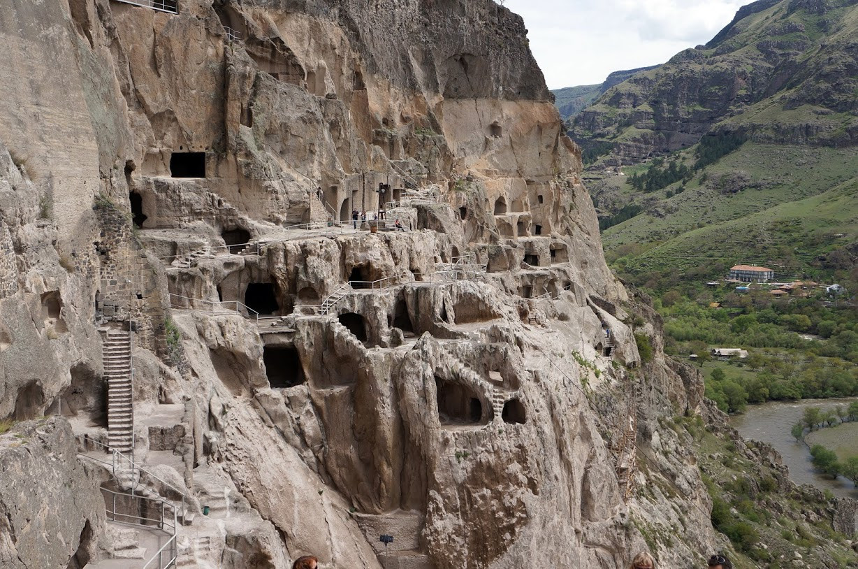 До пещерного города Вардзия легко можно доехать на такси или же на общественном транспорте – фотографии Грузии