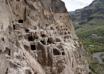 До пещерного города Вардзия легко можно доехать на такси или же на общественном транспорте – фотографии Грузии
