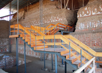 Храм Луны расположен у подножия горы под названием Белая – фотографии Перу