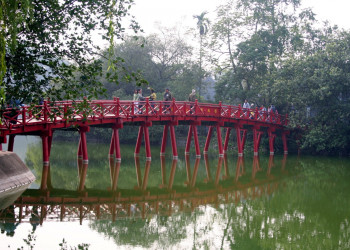 Мостик над озером Хоанкьем – фотографии Вьетнама