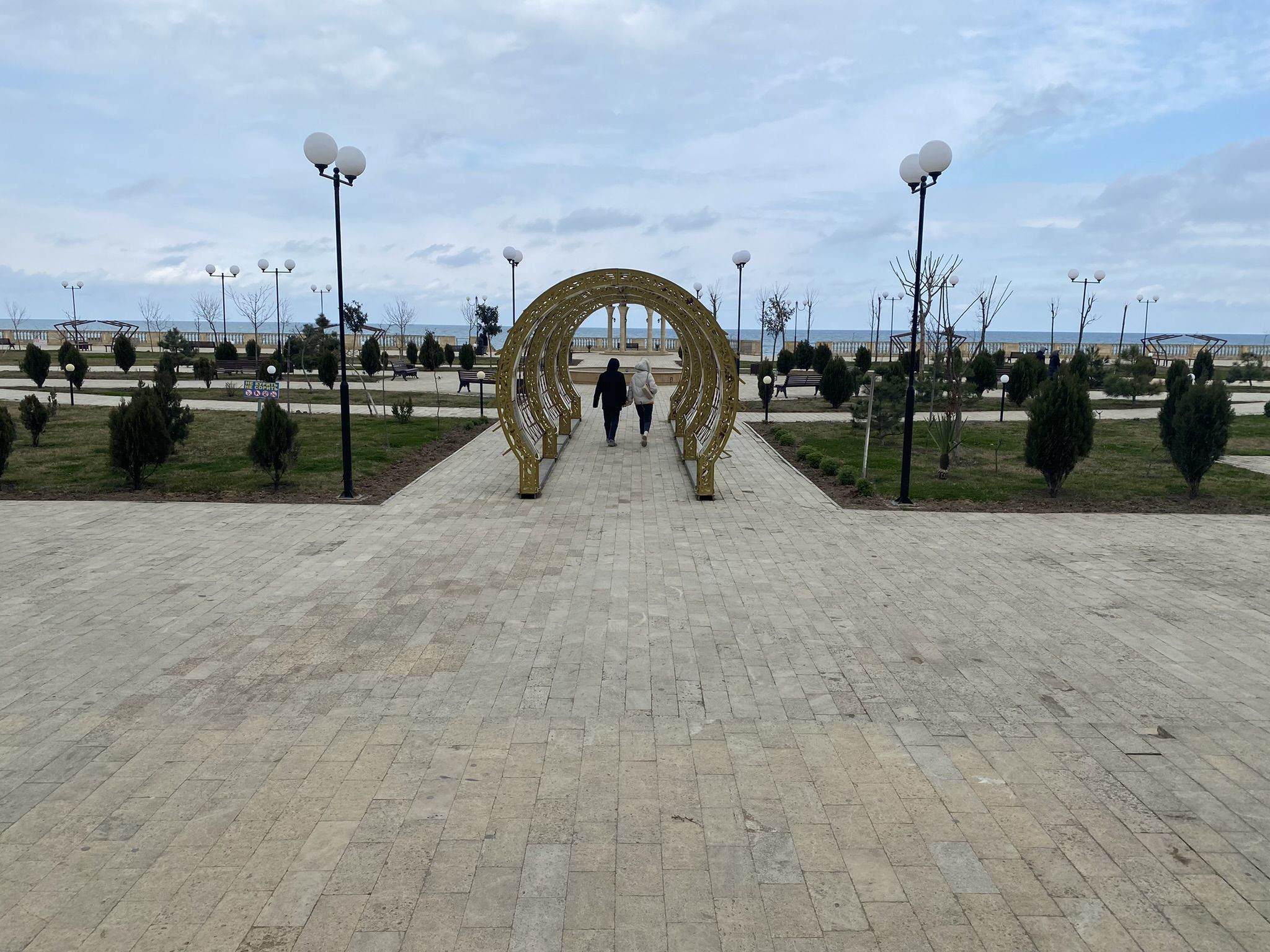 Приморский парк в Дербенте, март 2022 – фотографии России