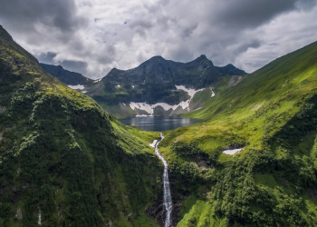 Красноярские турфирмы занимаются организацией походов к Кинзелюкскому водопаду (Kinzelyuk Waterfall) – фотографии России