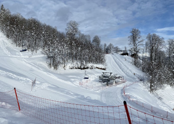 Вид со стороны верхней станции канатки Заповедный лес на подъёмник Квартет – фотографии России