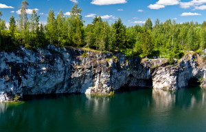 Рускеальские карьеры расположены в районе Карелии, Россия – фотографии России