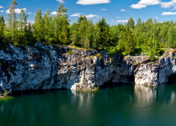 Рускеальские карьеры расположены в районе Карелии, Россия – фотографии России