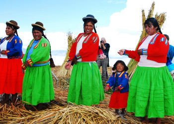 Представительнцы народности Урос на Титикаке – фотографии Перу