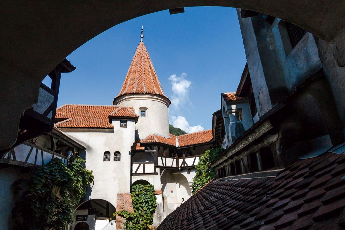 Замок Дракулы характеризуется большим количеством ходов, выходов, коридоров, лестниц, тайных ходов – фотографии Румынии
