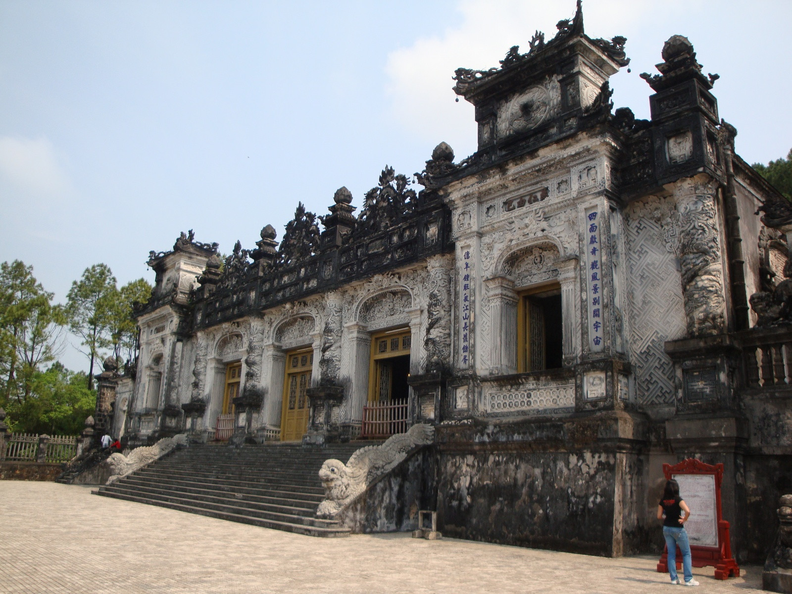 Гробница Кхай Динь (Lăng Khai Dinh) в пригороде Хюэ – фотографии Вьетнама