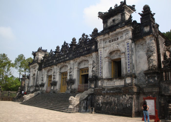 Гробница Кхай Динь (Lăng Khai Dinh) в пригороде Хюэ – фотографии Вьетнама