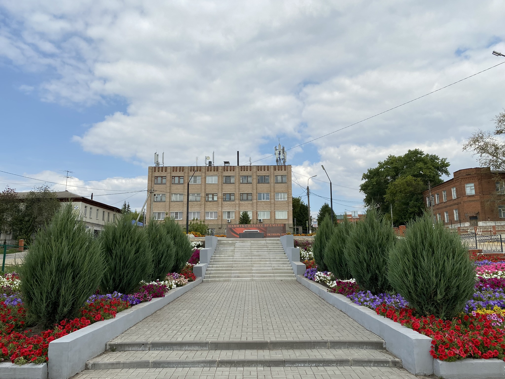 Вид со стороны вечного огня в парке Победы в Михайлове – фотографии России