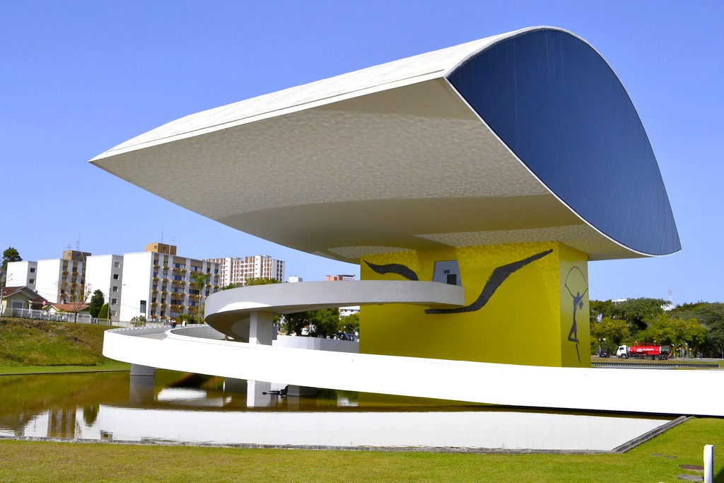 Музей Оскара Нимейера (Museu Oscar Niemeyer) в Куритибе – фотографии Бразилии