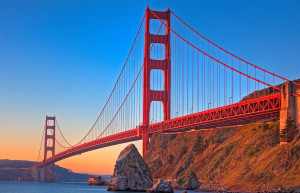 С Моста Золотые Ворота открывается вид на не малоизвестную тюрьму Алькатрас – фотографии США