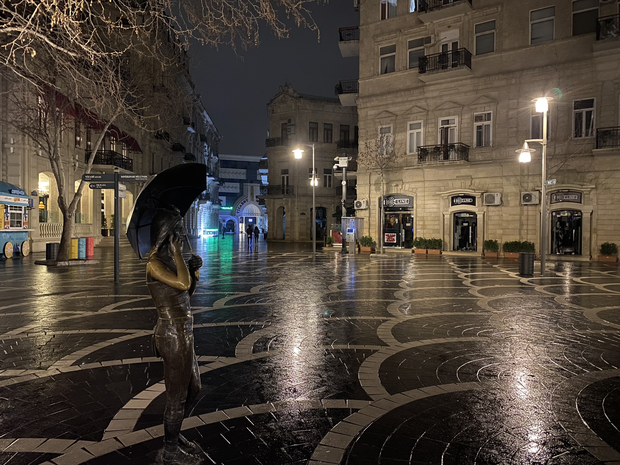 Скульптурная композиция "Девушка с зонтом" в Баку на площади Фонтанов – фотографии Азербайджана