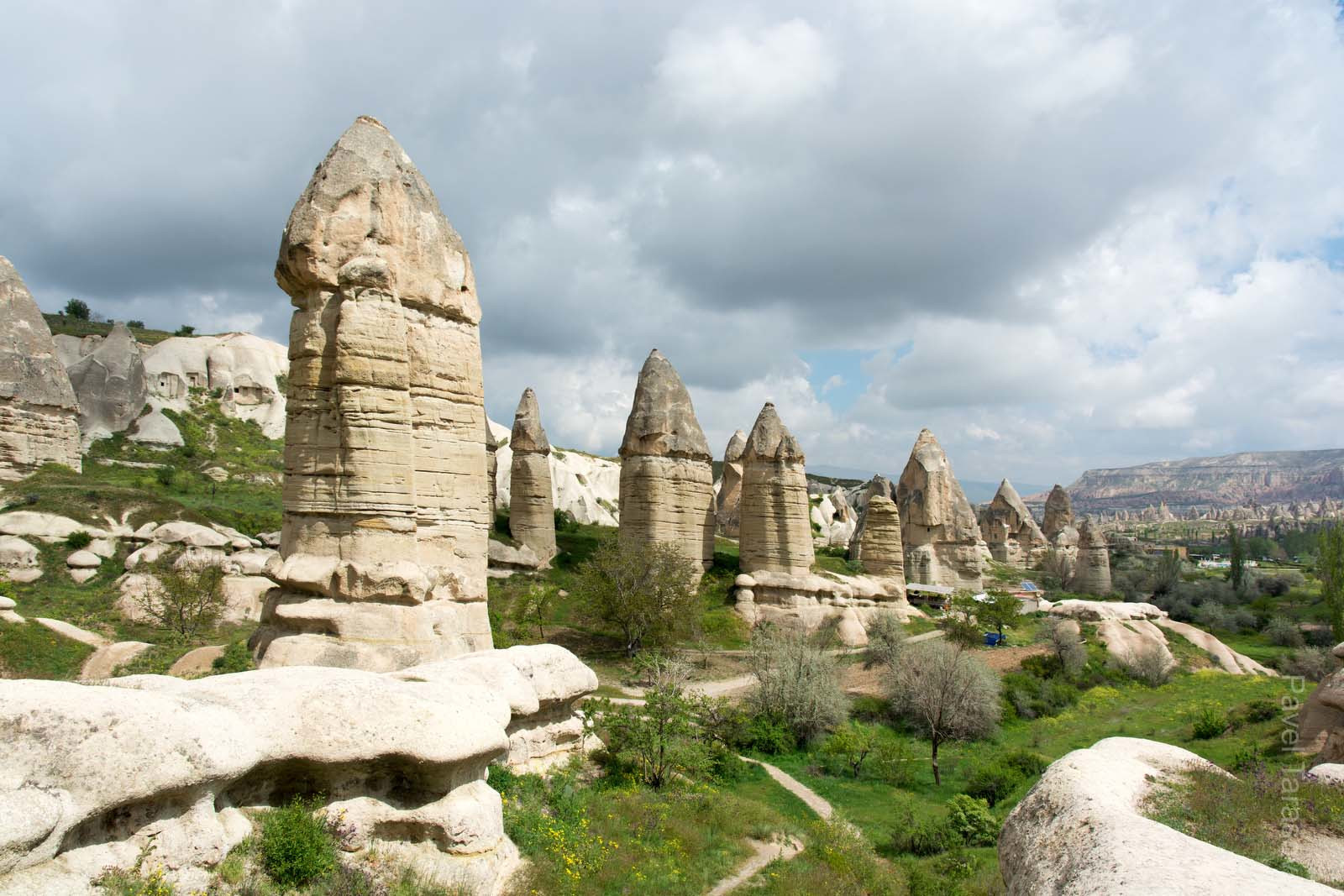 Сверху каменные столбы Долины любви покрыты базальтом, так что выходит вытянутая форма с конусом – фотографии Турции