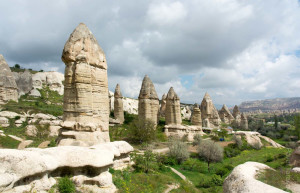 Сверху каменные столбы Долины любви покрыты базальтом, так что выходит вытянутая форма с конусом – фотографии Турции