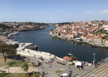 Вид на смотровую у сада Морро со стен монастыря Mosteiro da Serra do Pilar – фотографии Португалии