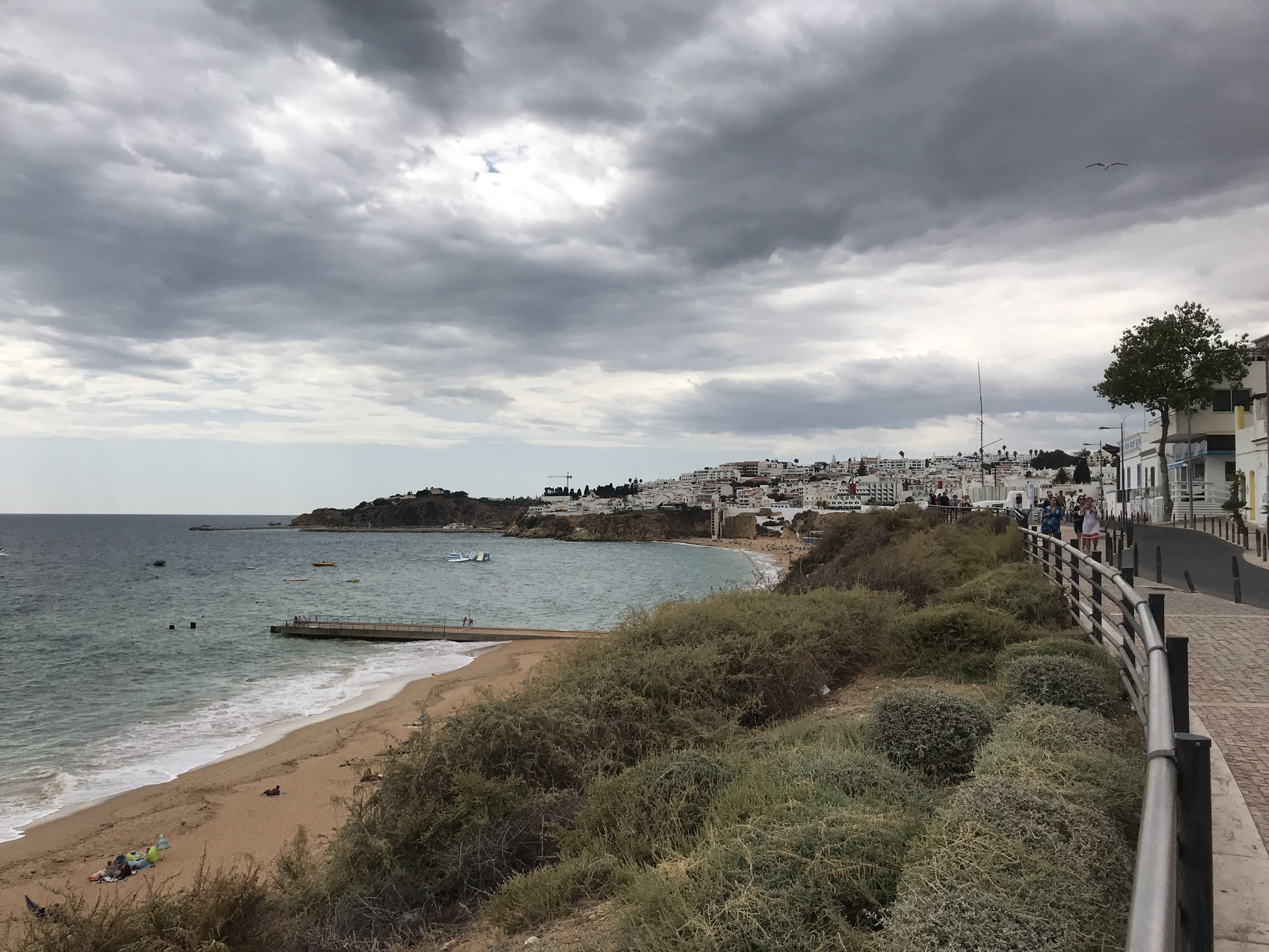 Вид на берег в Албуфейре (Albufeira), Португалия – фотографии Португалии